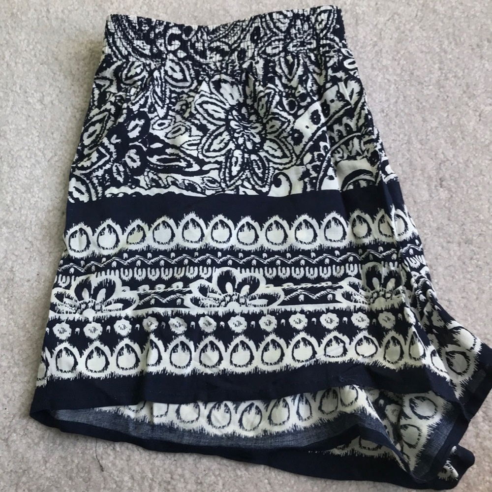 NAVY AND CREAM PATTERNED SHORTS